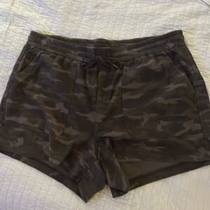 Athleta Camo Farralon Shorts drawstring waist, size 20